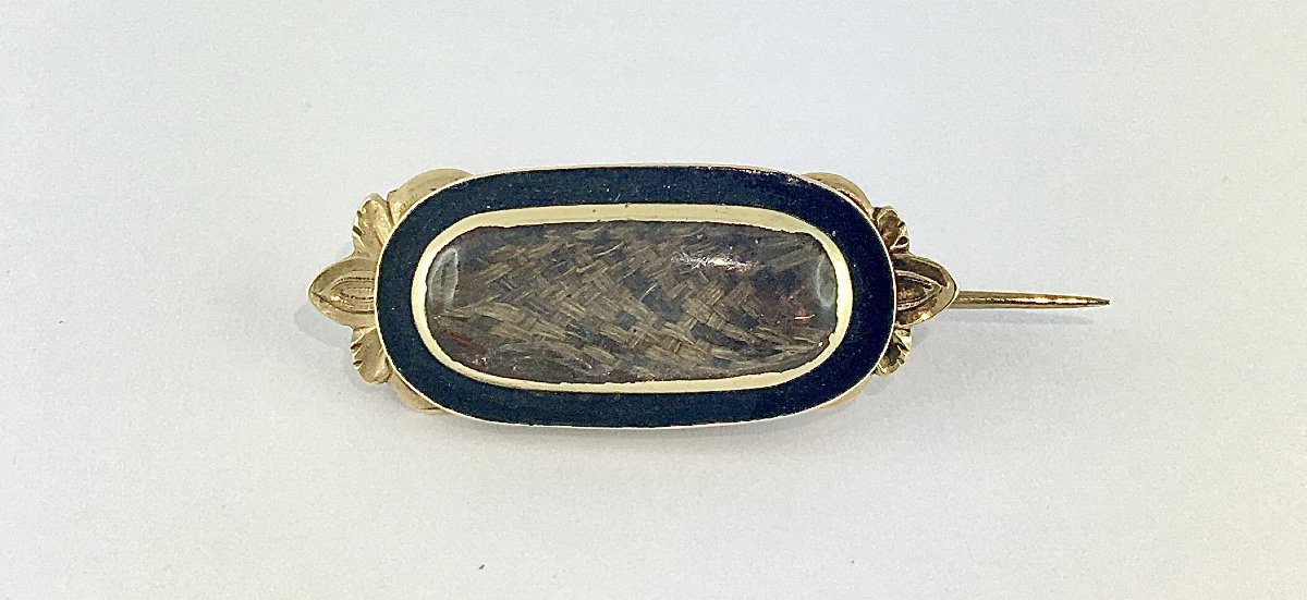 Victorian-era Sentiment Brooch In Gold, Black Enamel, And Braided Hair – 19th Century-photo-2