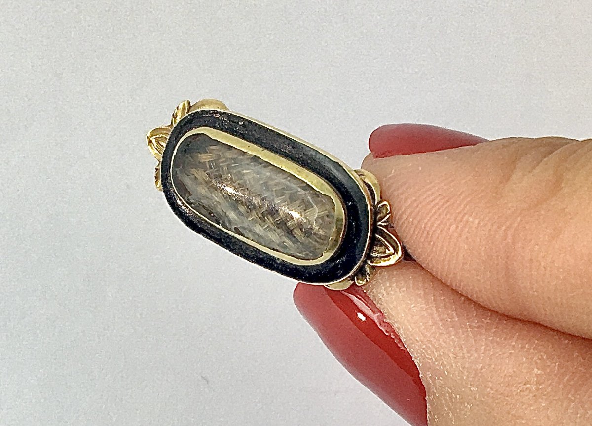 Victorian-era Sentiment Brooch In Gold, Black Enamel, And Braided Hair – 19th Century-photo-1