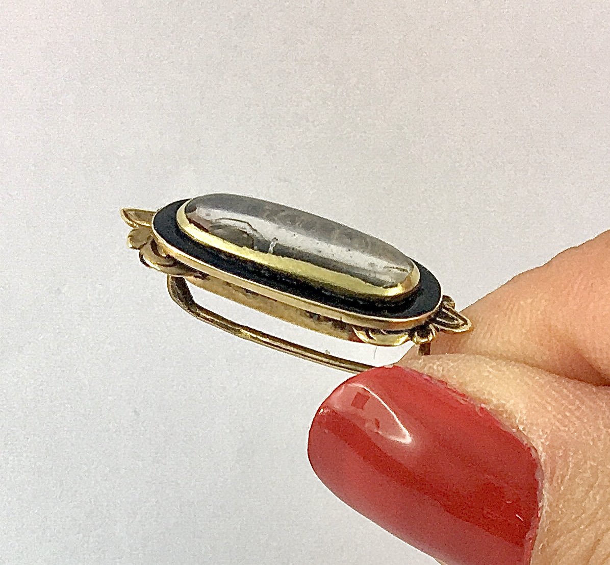 Victorian-era Sentiment Brooch In Gold, Black Enamel, And Braided Hair – 19th Century-photo-2