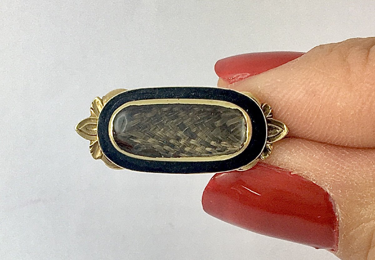 Victorian-era Sentiment Brooch In Gold, Black Enamel, And Braided Hair – 19th Century