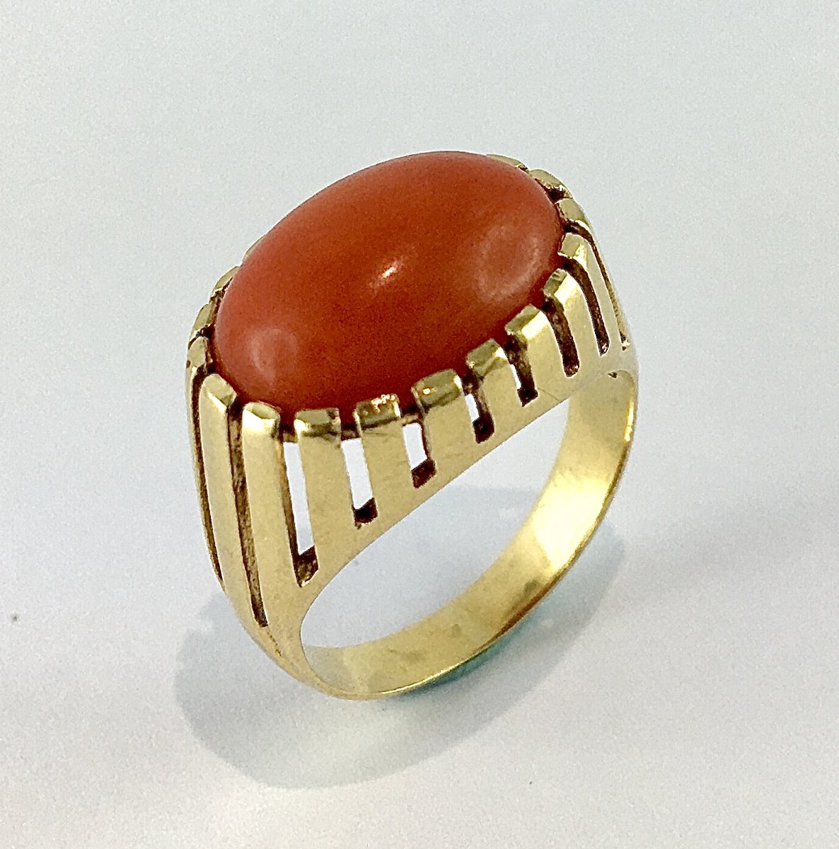 Bague Ajourée Cabochon de Corail sur Or Jaune – Années 1970-photo-2