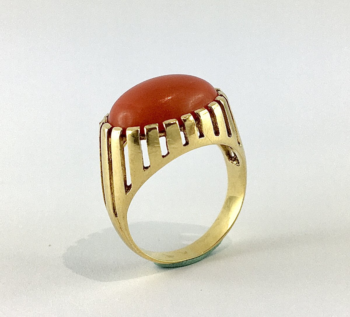 Bague Ajourée Cabochon de Corail sur Or Jaune – Années 1970-photo-3