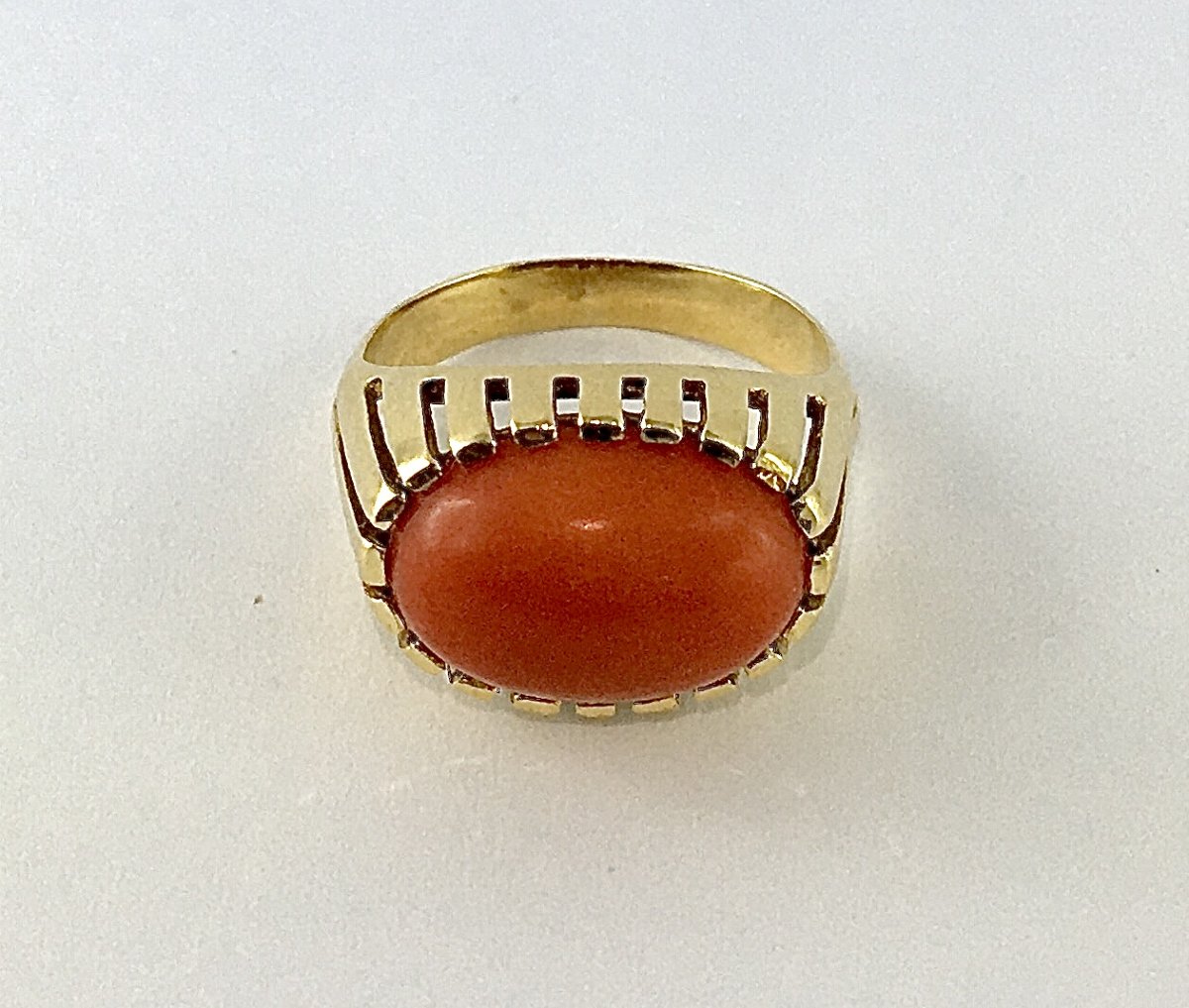 Bague Ajourée Cabochon de Corail sur Or Jaune – Années 1970-photo-1