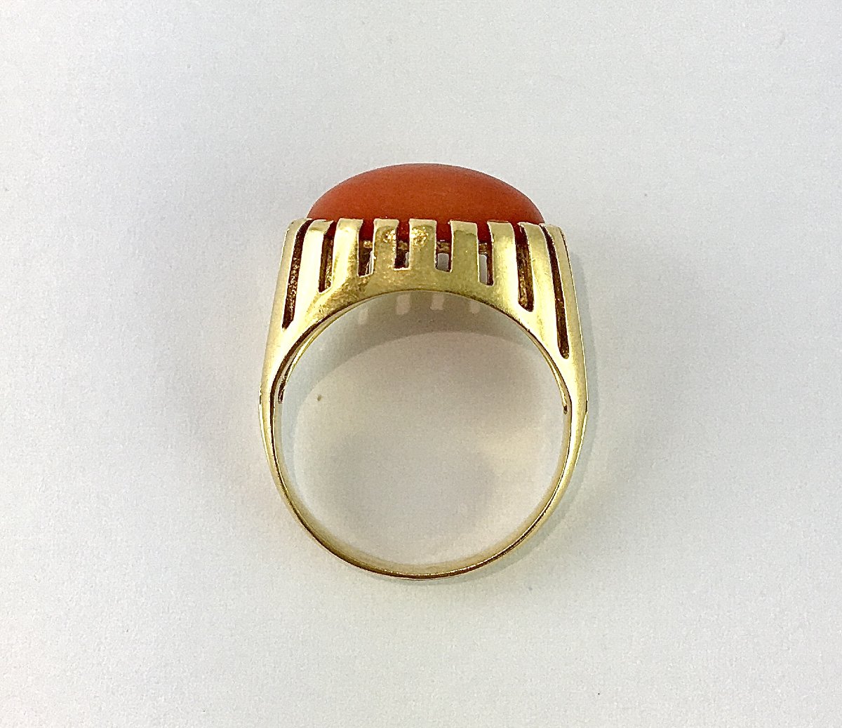 Bague Ajourée Cabochon de Corail sur Or Jaune – Années 1970-photo-5