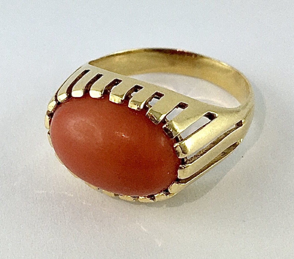 Bague Ajourée Cabochon de Corail sur Or Jaune – Années 1970