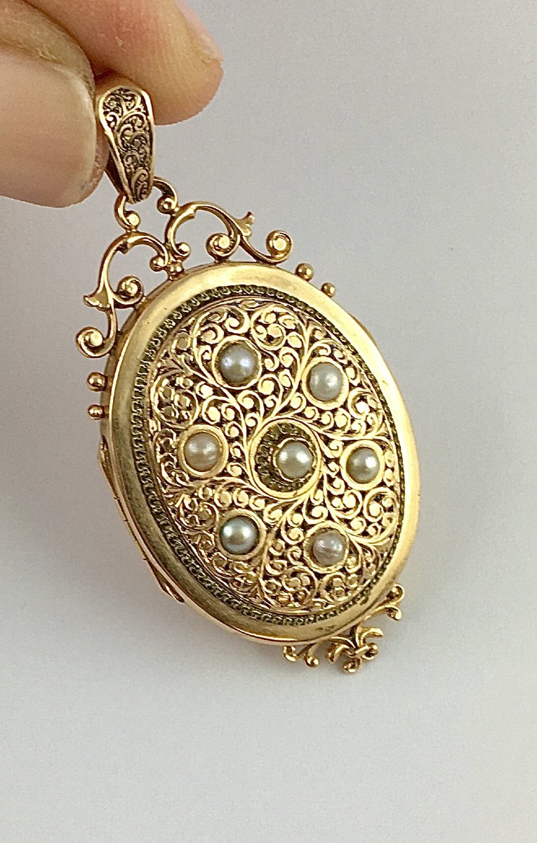 Napoleon III-style Yellow Gold Hinged Medallion Pendant With Fine Pearls, 19th-century Sentimental Jewelry-photo-2