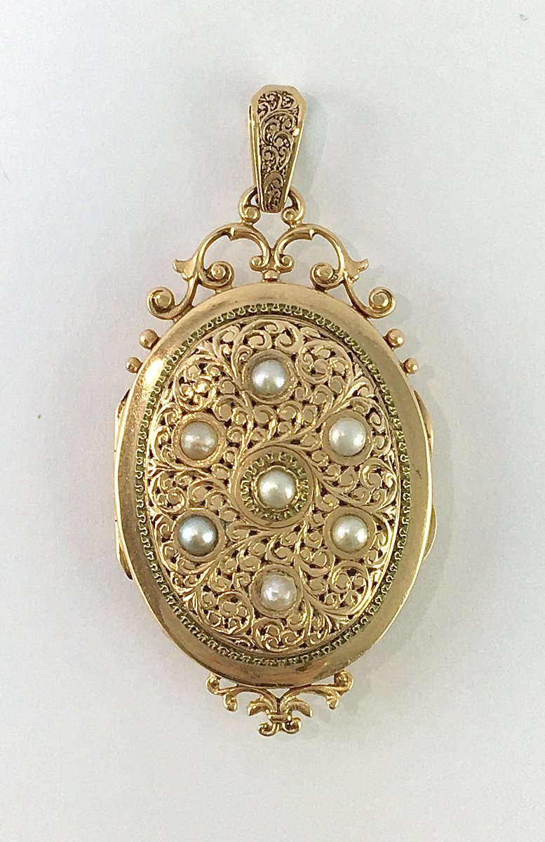 Napoleon III-style Yellow Gold Hinged Medallion Pendant With Fine Pearls, 19th-century Sentimental Jewelry-photo-3
