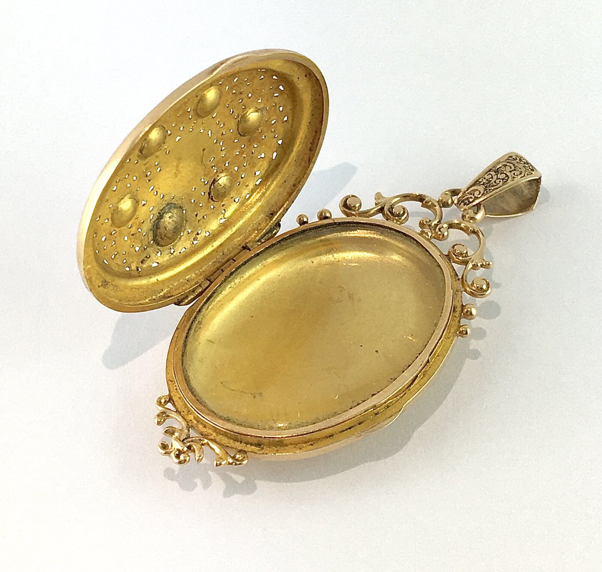Napoleon III-style Yellow Gold Hinged Medallion Pendant With Fine Pearls, 19th-century Sentimental Jewelry-photo-4