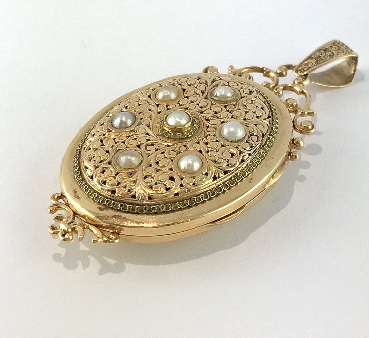 Napoleon III-style Yellow Gold Hinged Medallion Pendant With Fine Pearls, 19th-century Sentimental Jewelry-photo-1