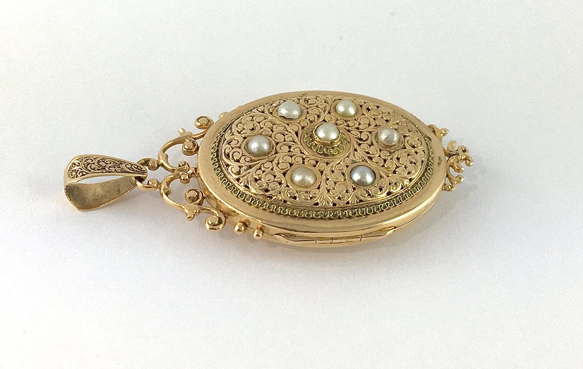 Napoleon III-style Yellow Gold Hinged Medallion Pendant With Fine Pearls, 19th-century Sentimental Jewelry-photo-2