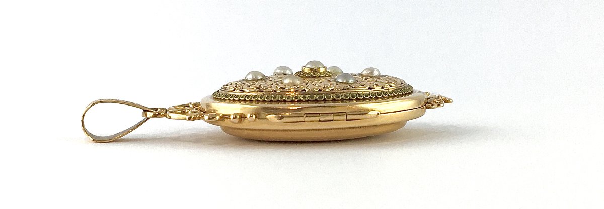 Napoleon III-style Yellow Gold Hinged Medallion Pendant With Fine Pearls, 19th-century Sentimental Jewelry-photo-3