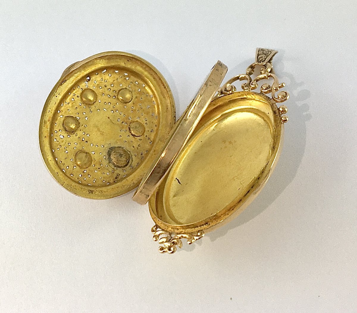 Napoleon III-style Yellow Gold Hinged Medallion Pendant With Fine Pearls, 19th-century Sentimental Jewelry-photo-4