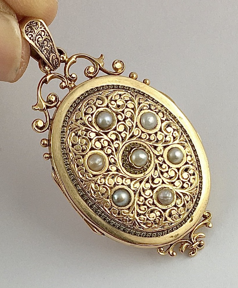 Napoleon III-style Yellow Gold Hinged Medallion Pendant With Fine Pearls, 19th-century Sentimental Jewelry