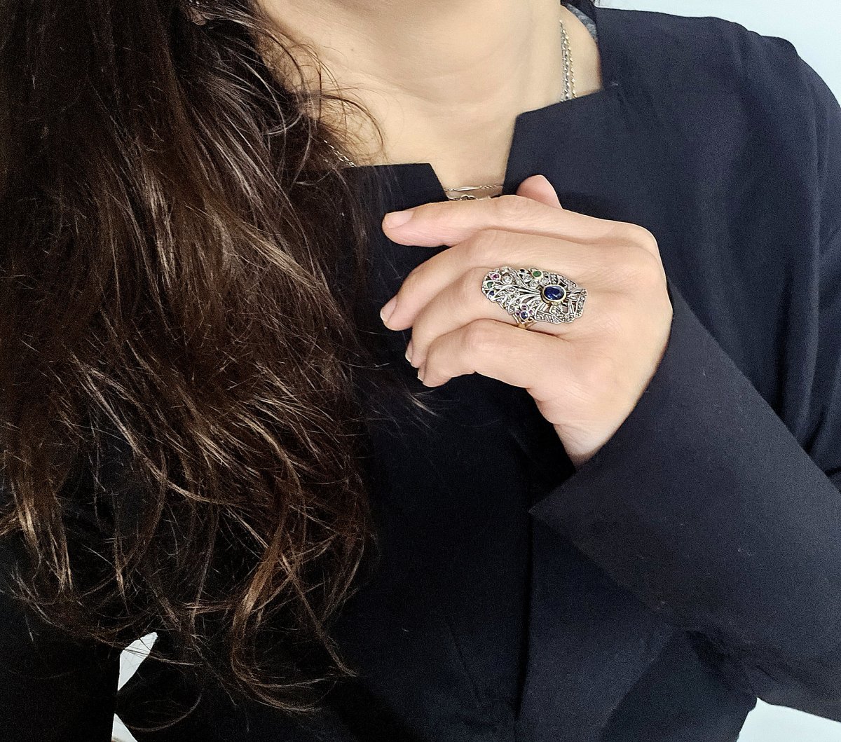 Bague Style Art Nouveau Florale, Saphir, Diamants et Pierres de Couleur sur Or Jaune et Argent-photo-6