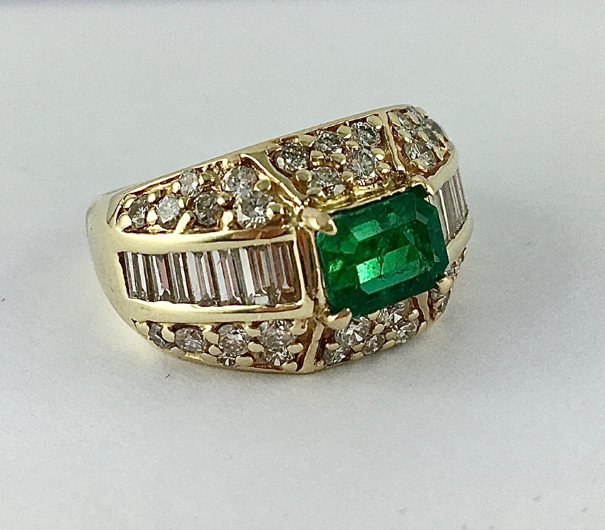 Bague Dôme Or Jaune Emeraude, Diamants Taille Baguette Et Taille Brillant-photo-2