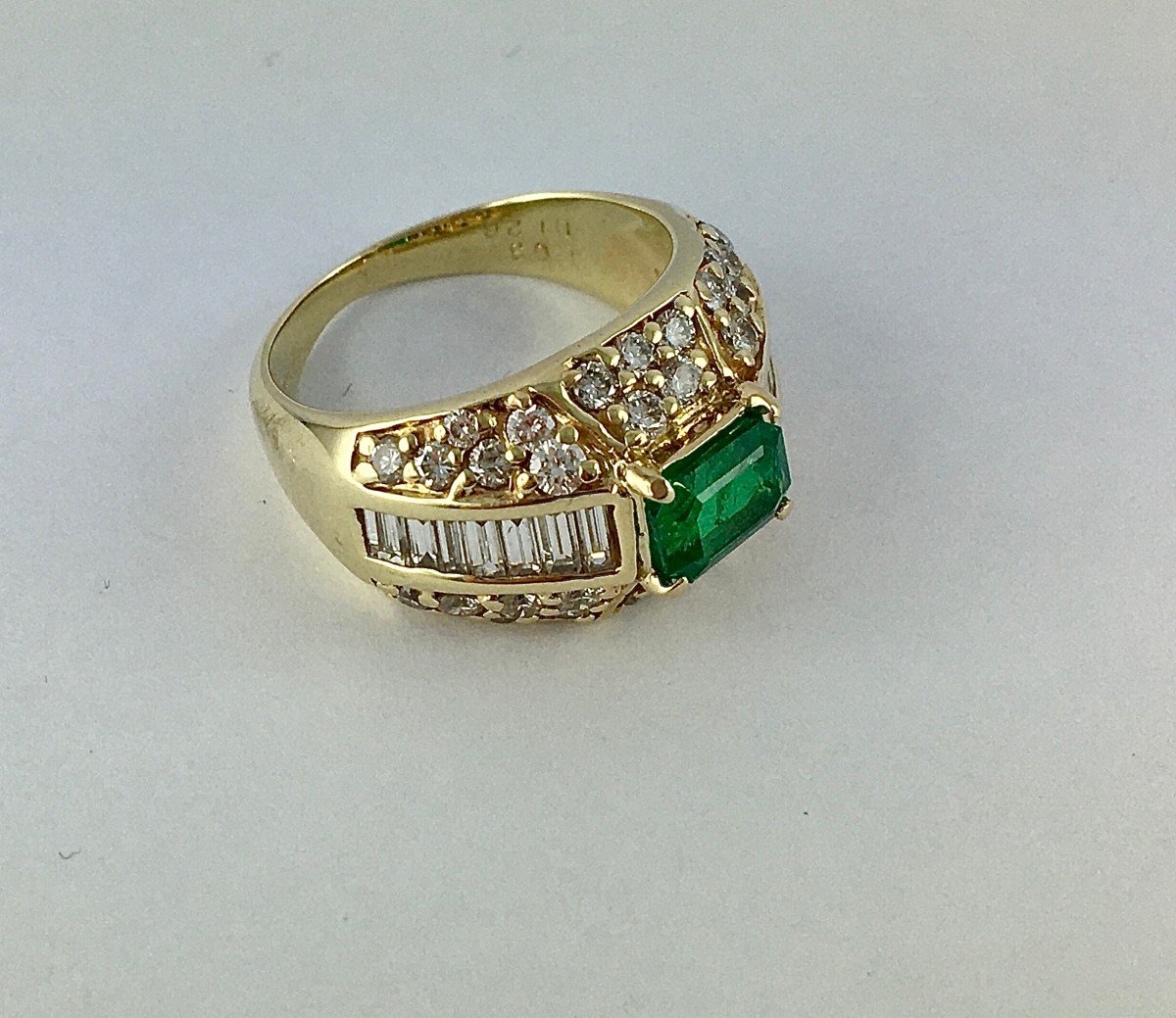Emerald Yellow Gold Dome Ring, Baguette-cut And Brilliant-cut Diamonds-photo-3