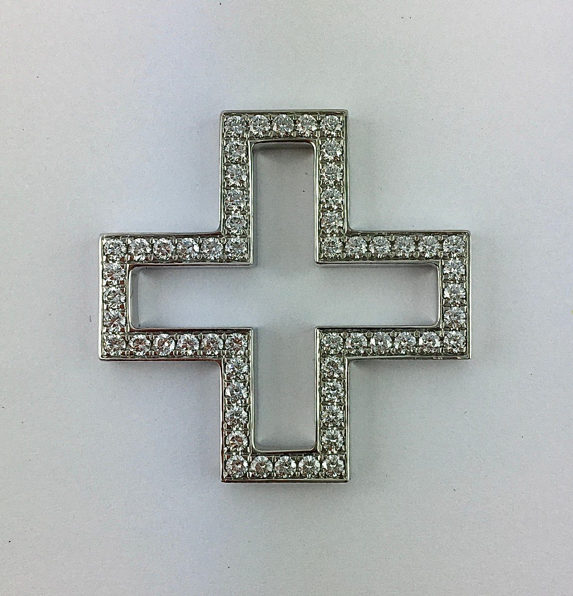 Gucci Cross Pendant Diamonds On White Gold And Its Black Satin Cord White Gold Clasp-photo-3