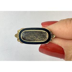 Victorian-era Sentiment Brooch In Gold, Black Enamel, And Braided Hair – 19th Century