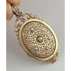 Napoleon III-style Yellow Gold Hinged Medallion Pendant With Fine Pearls, 19th-century Sentimental Jewelry