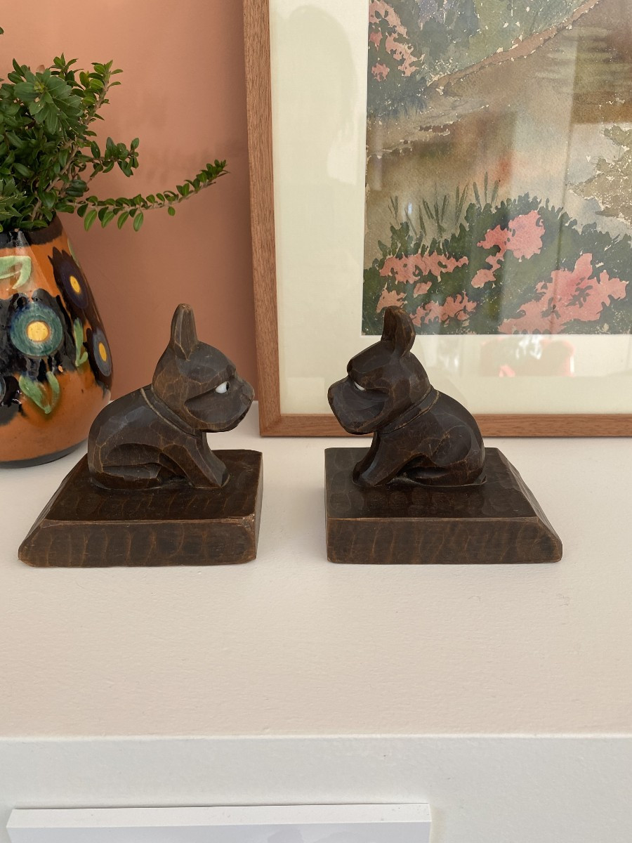 Serre-livres en bois sculpté en forme de chiens.-photo-2