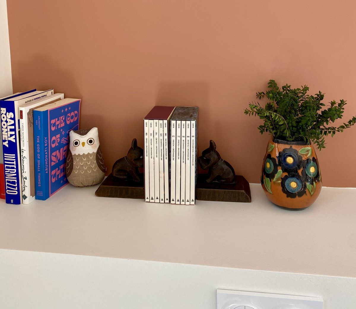 Serre-livres en bois sculpté en forme de chiens.-photo-1