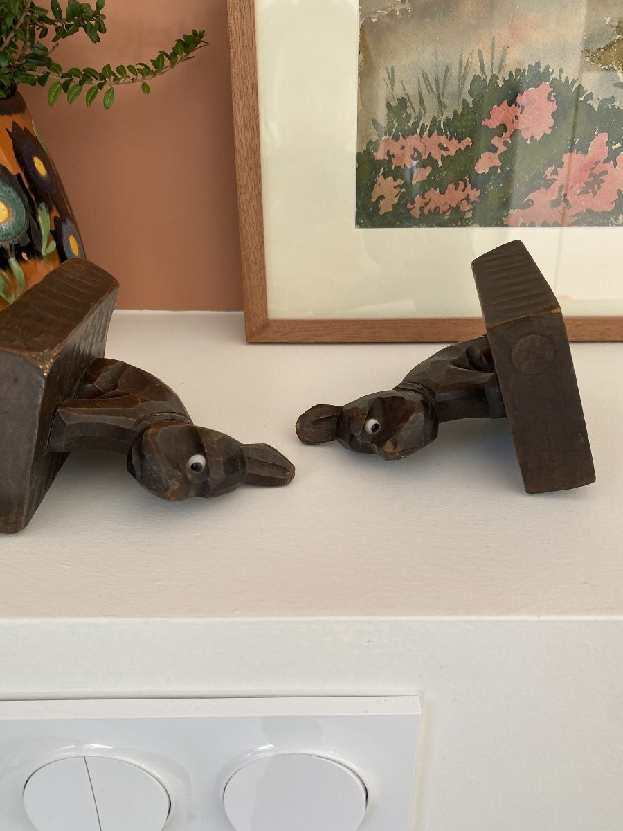 Serre-livres en bois sculpté en forme de chiens.-photo-2