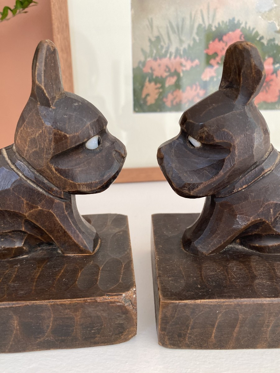 Serre-livres en bois sculpté en forme de chiens.