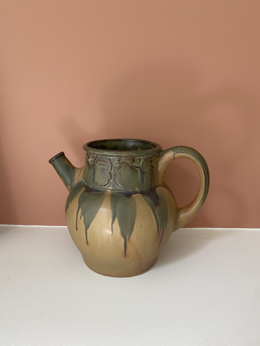 Pichet en grès de Denbac avec motif de coqs.