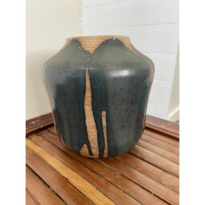 Vase en grès. Signé.