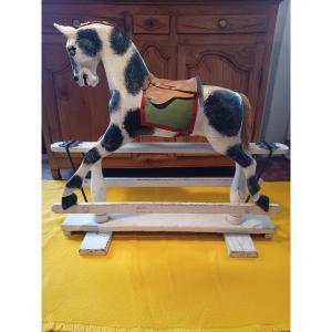 Cheval à bascule en bois