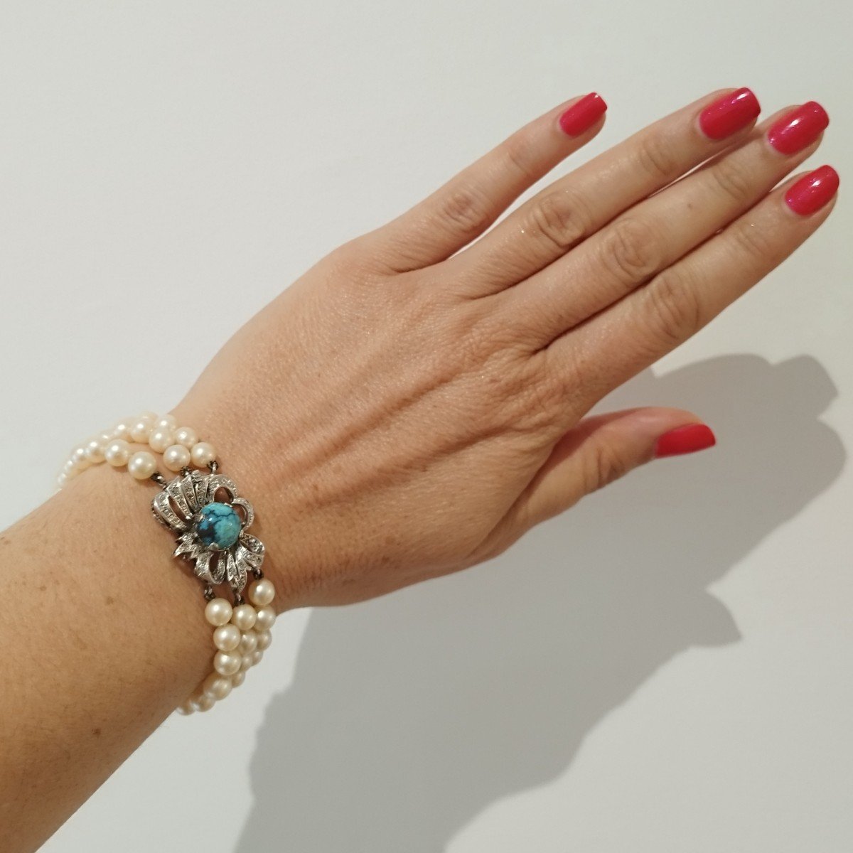 Bracelet En Perles De Cultues, Fermoir En Or Blanc 18 Carats, Diamants Et Turquoise.