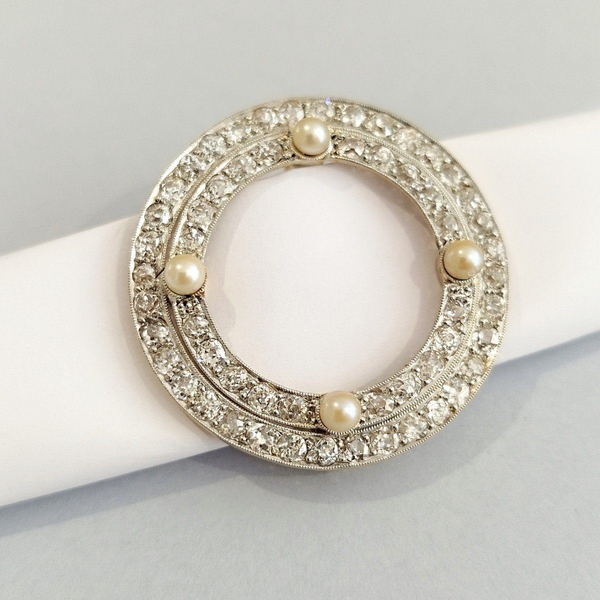Brooch Diamonds, Pearls, 18 K Gold And Platinum. Around 1900.