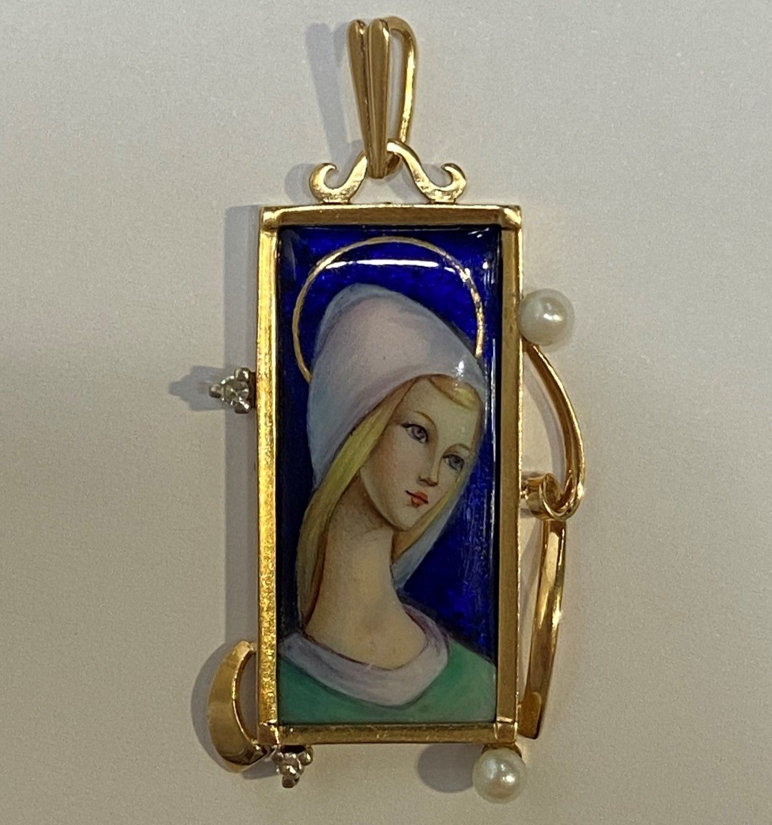 Médaille Religieuse En Or 16 Carats. Émail, Perles Et Diamants. Années 1950.