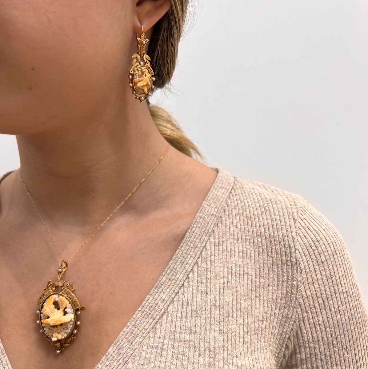 Adornment Of Earrings And Pendant In Cameo And Pearls. 18k Yellow Gold. 1880s-1900s.-photo-1