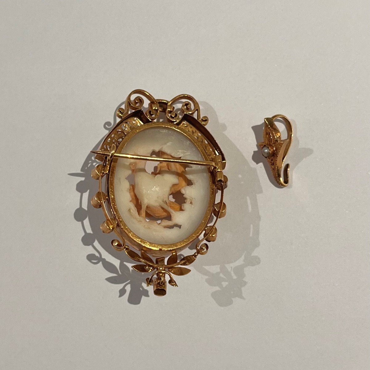 Adornment Of Earrings And Pendant In Cameo And Pearls. 18k Yellow Gold. 1880s-1900s.-photo-3