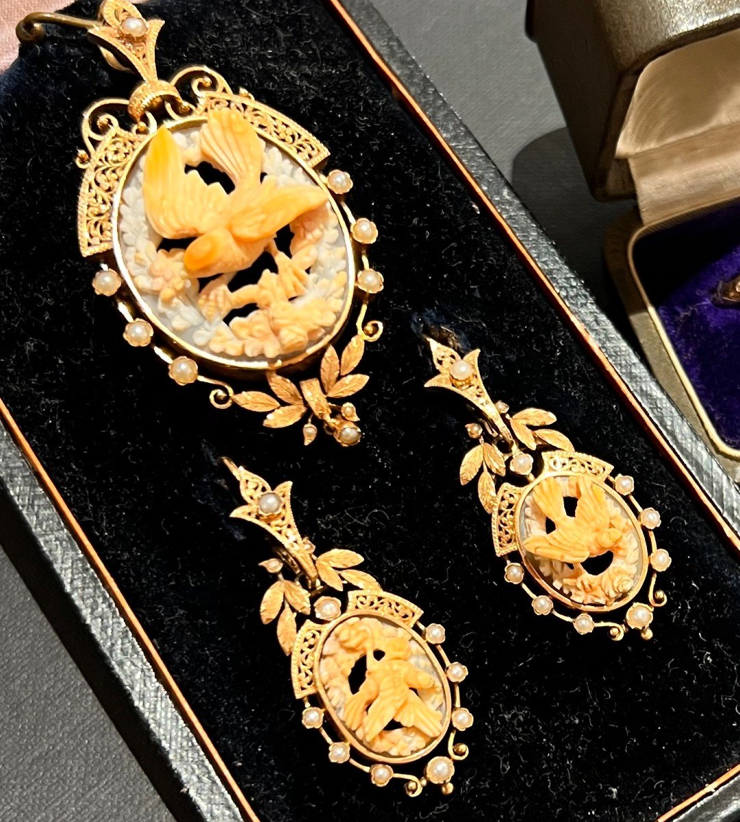 Adornment Of Earrings And Pendant In Cameo And Pearls. 18k Yellow Gold. 1880s-1900s.