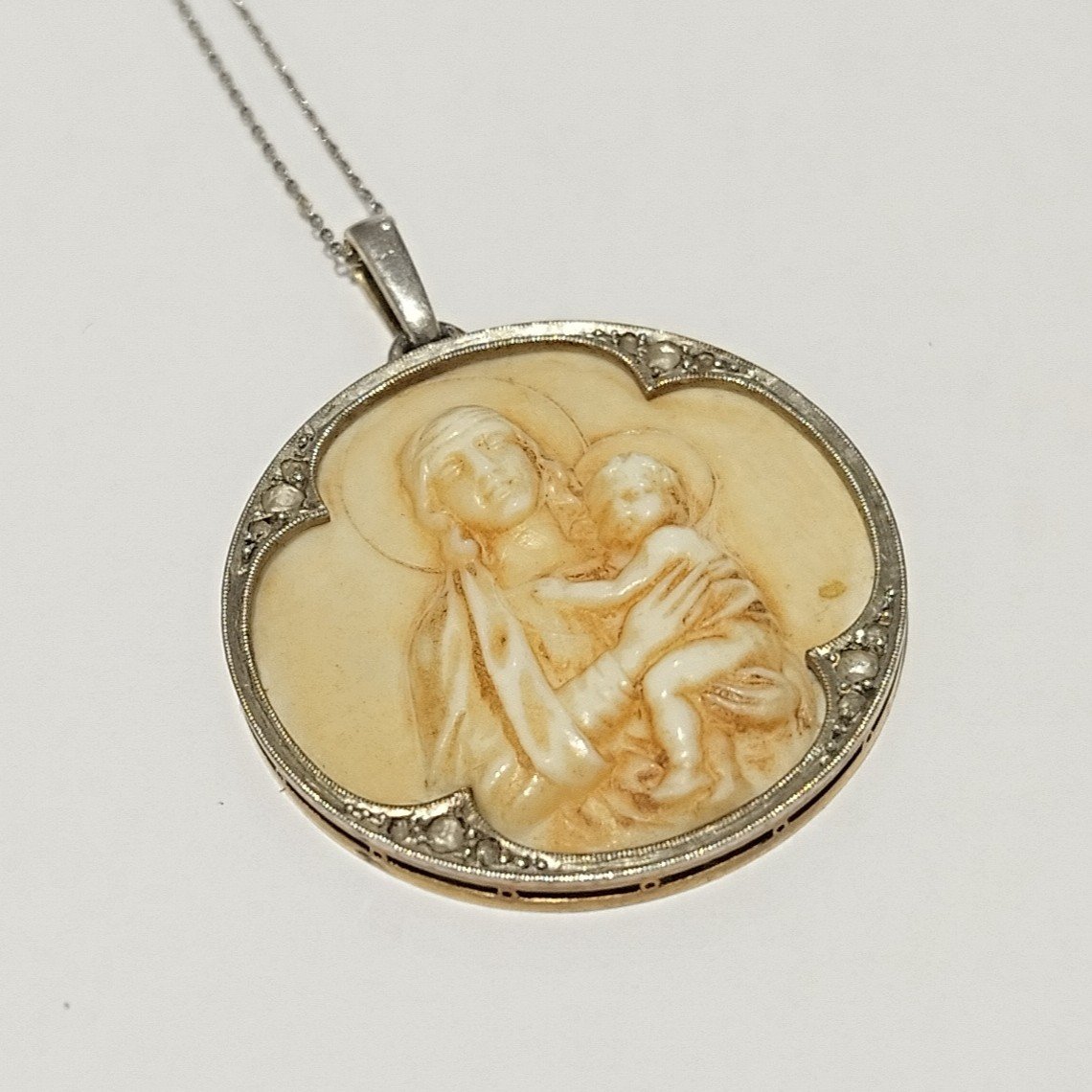 Médaille Religieuse Ivoire, Diamants Taille Rose Et Or 18k