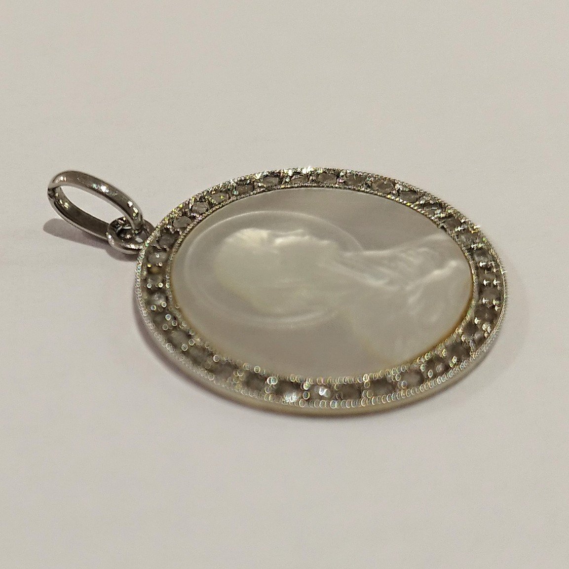 Médaille De La Vierge Camée Sur Nacre En Or Blanc 18k Et Diamants Taille Rose-photo-2