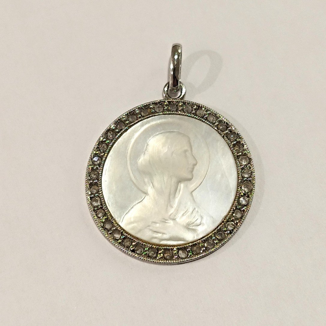 Médaille De La Vierge Camée Sur Nacre En Or Blanc 18k Et Diamants Taille Rose