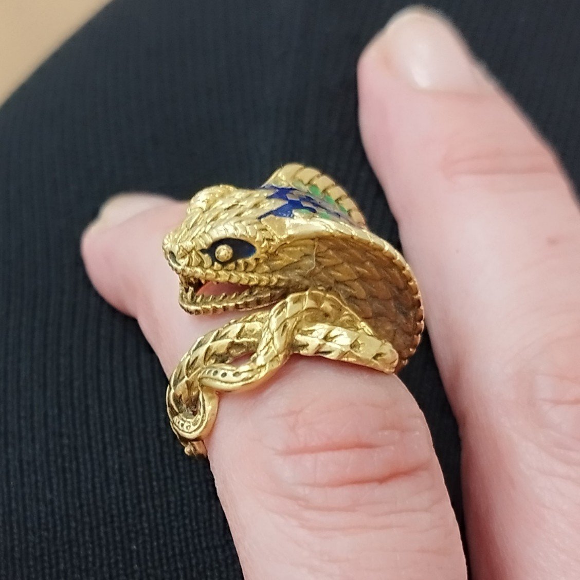 Cobra Ring Carved In 18 Carat Gold And Colored Enamel.-photo-2