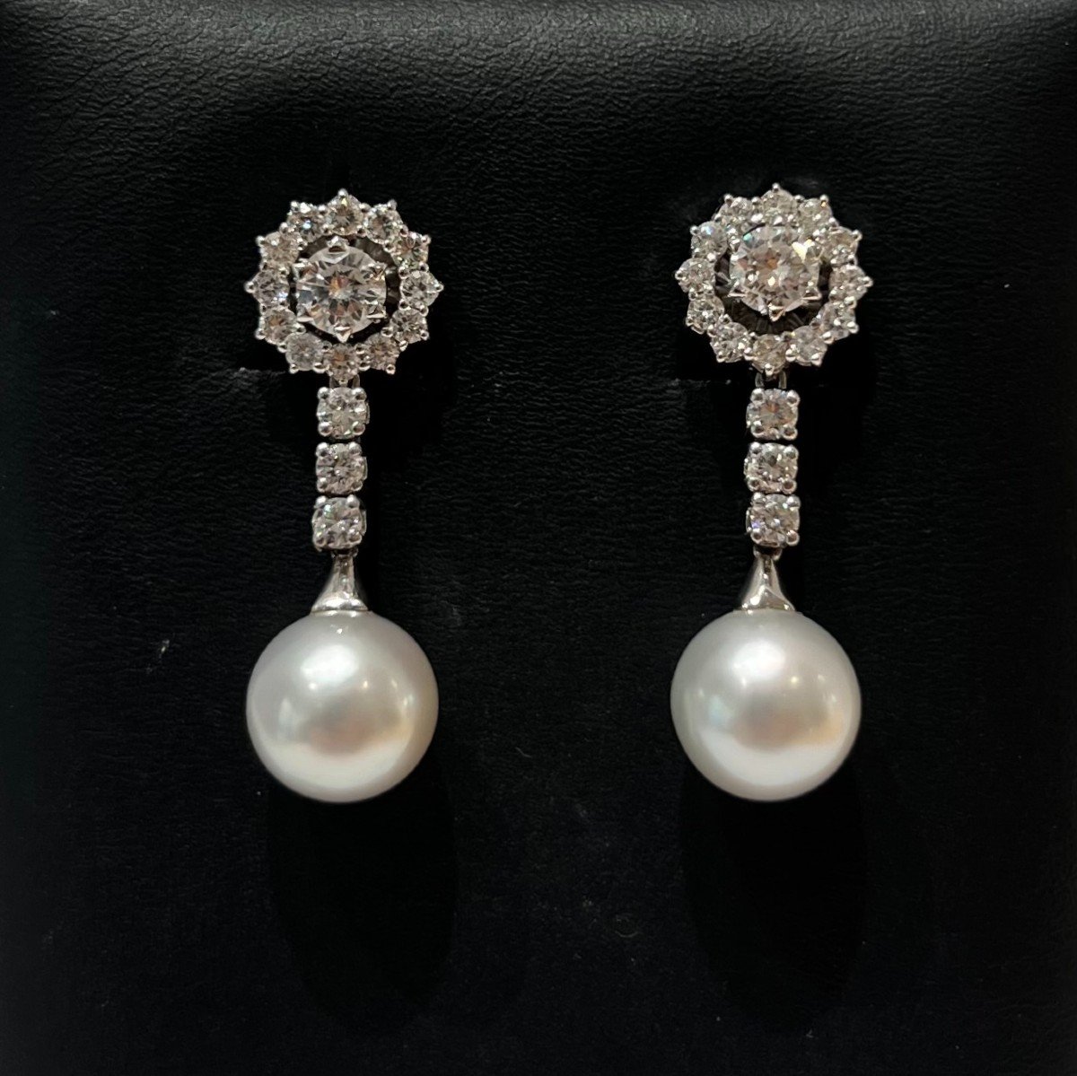 Boucles D’oreilles En Diamants Taille Brillant Moderne Et Perles. Or Blanc 18 Carats.-photo-2