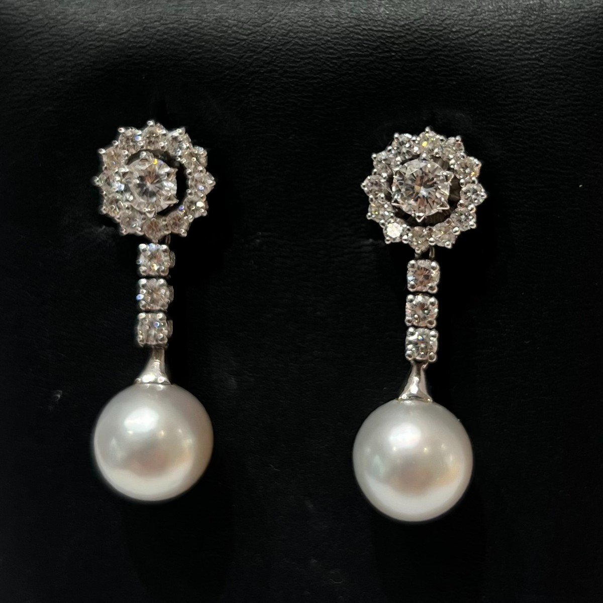 Boucles D’oreilles En Diamants Taille Brillant Moderne Et Perles. Or Blanc 18 Carats.-photo-4