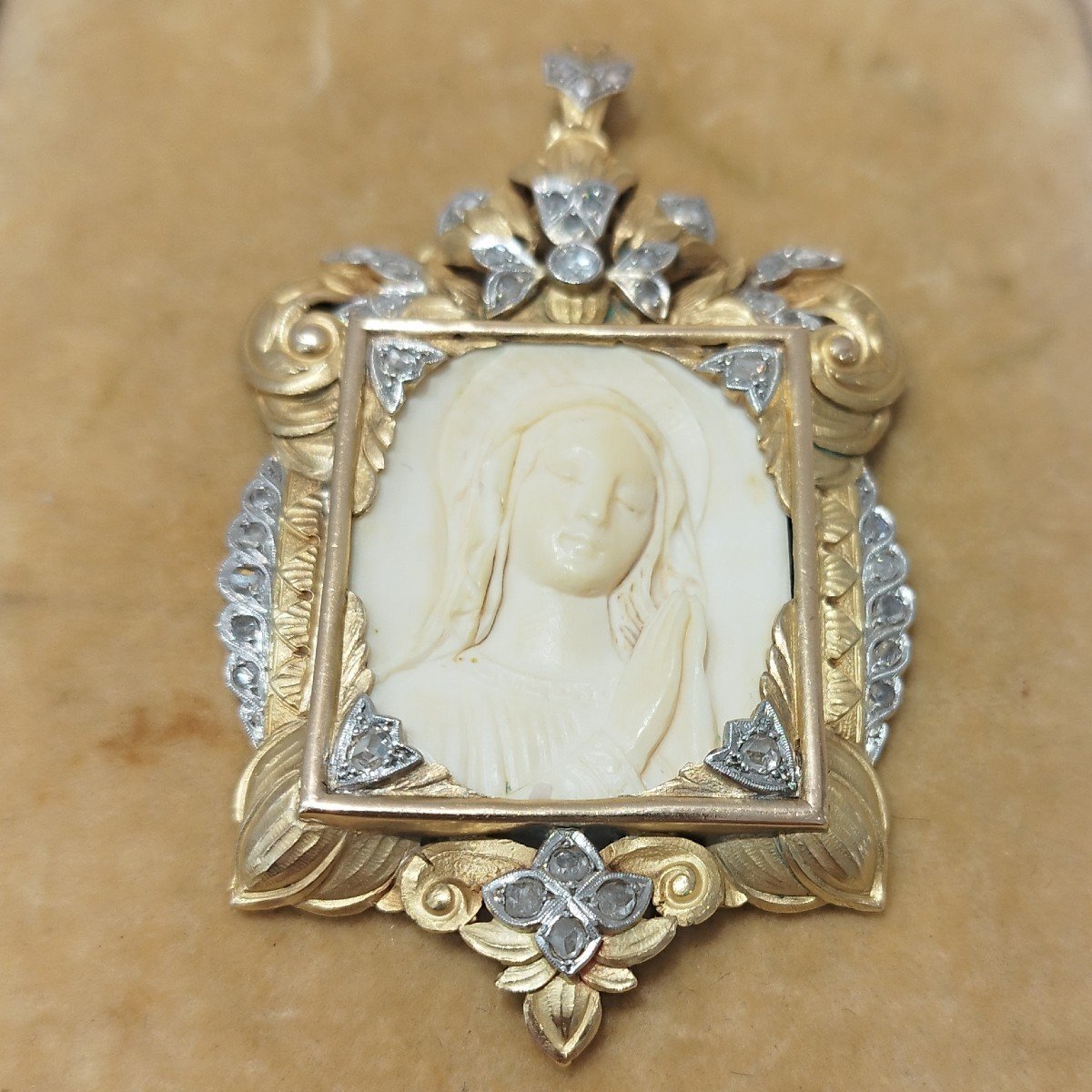 Fuset & Grau Barcelone. Années 1920. Pendentif Or 18k Et Platine, Camée D’ Ivoire Et Diamants.-photo-3