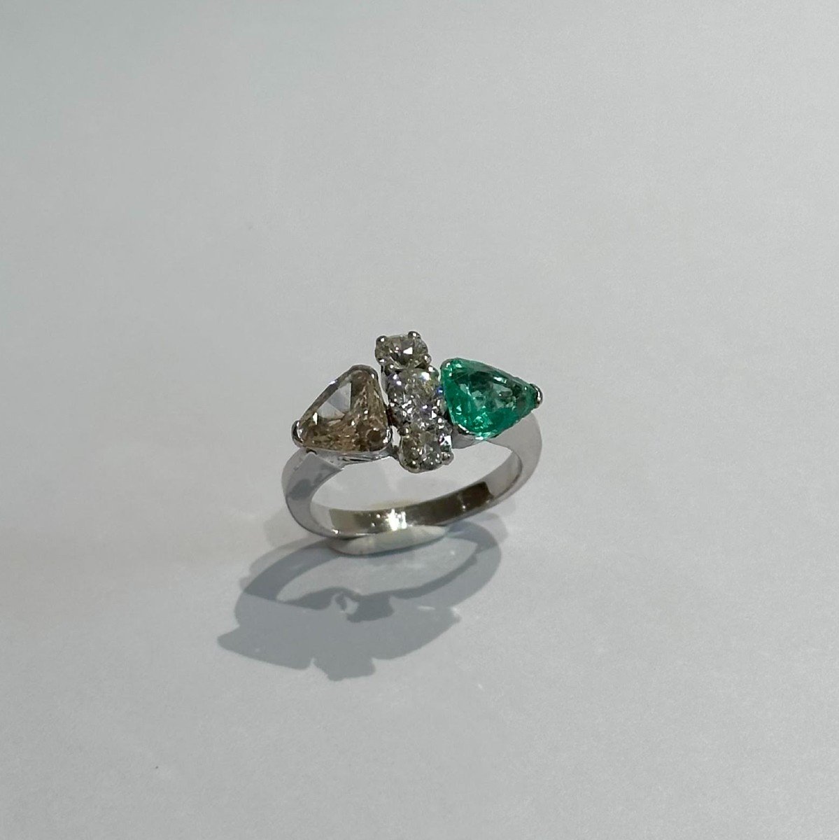 Bague En Or Blanc 18 Carats , Diamants Taille Brillant Ancien Et émeraude.-photo-3