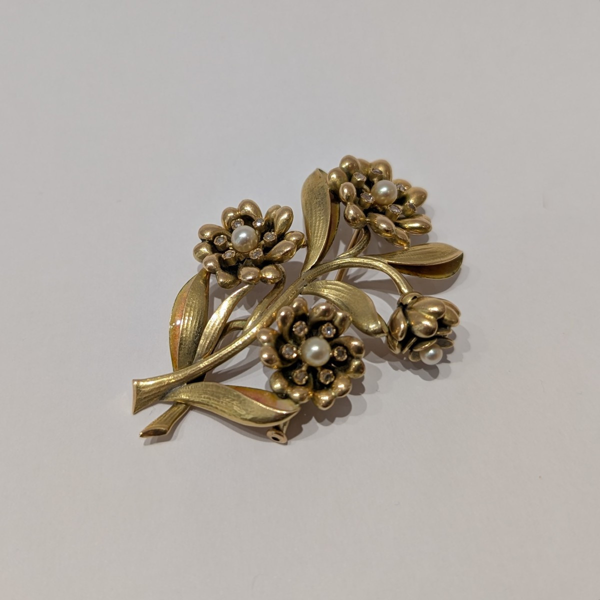Broche or jaune 18K a motif floral