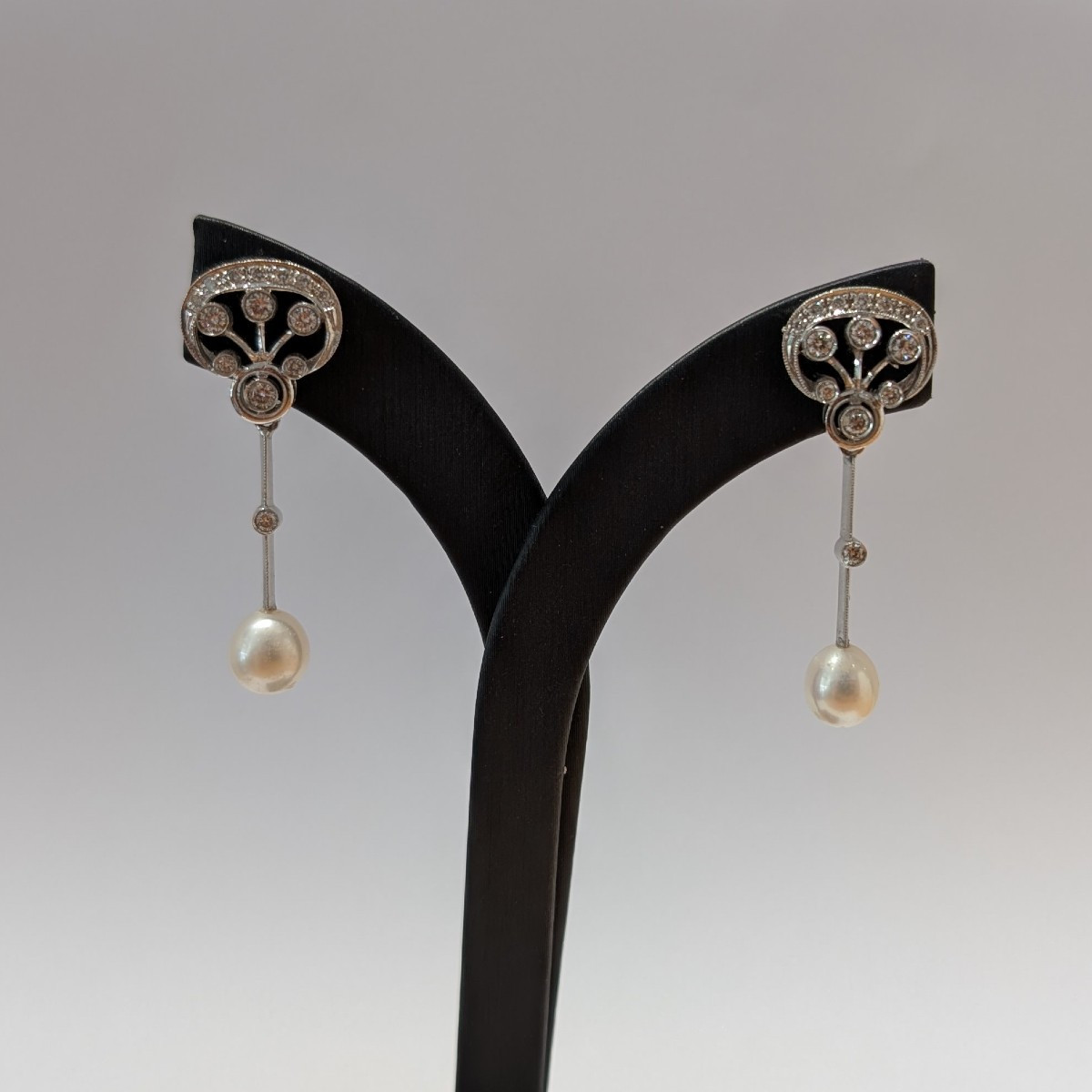 Boucles d'oreilles style Art déco en diamants et perles. Or 18 carats.-photo-2