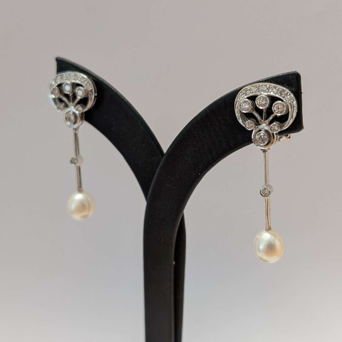 Boucles d'oreilles style Art déco en diamants et perles. Or 18 carats.-photo-1