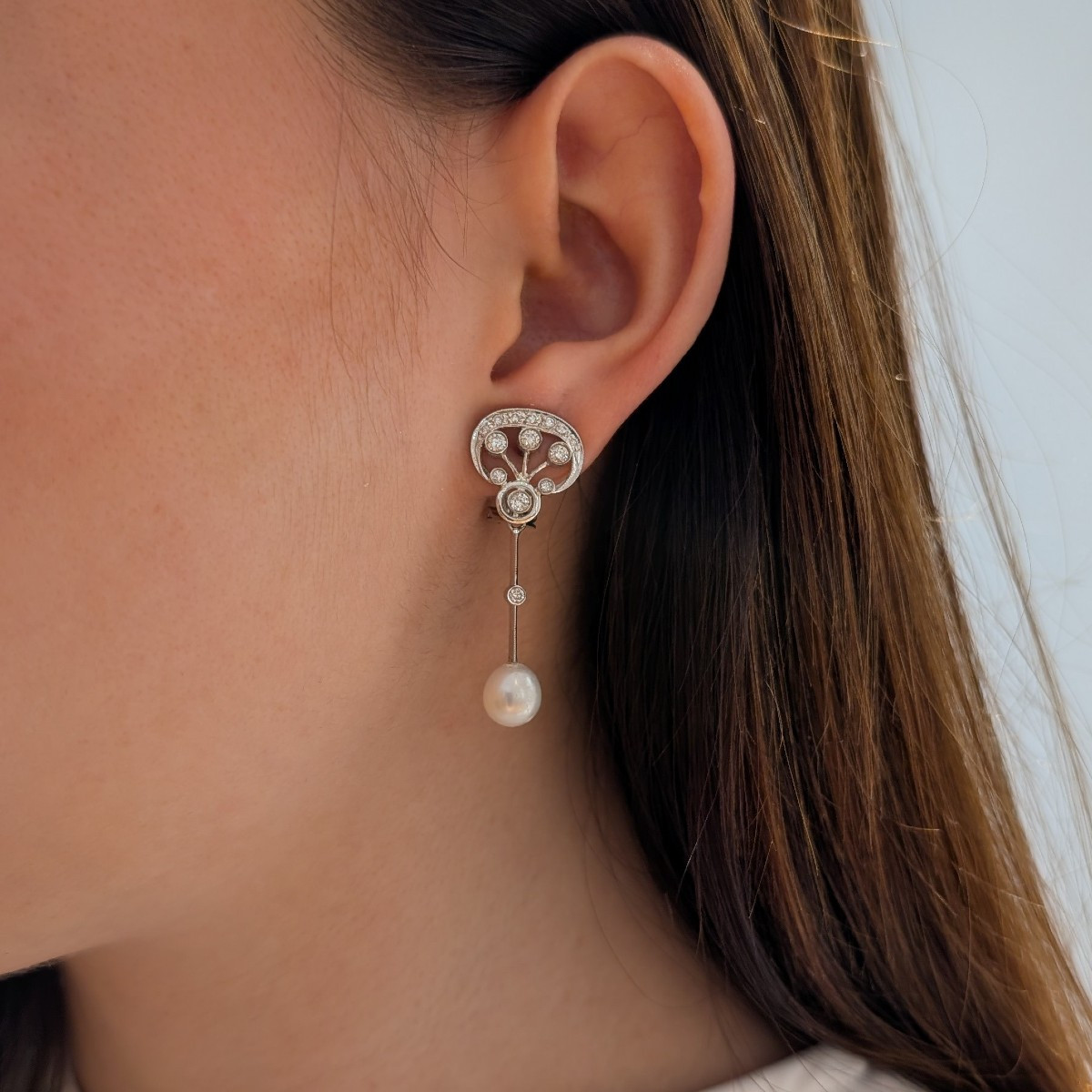 Boucles d'oreilles style Art déco en diamants et perles. Or 18 carats.
