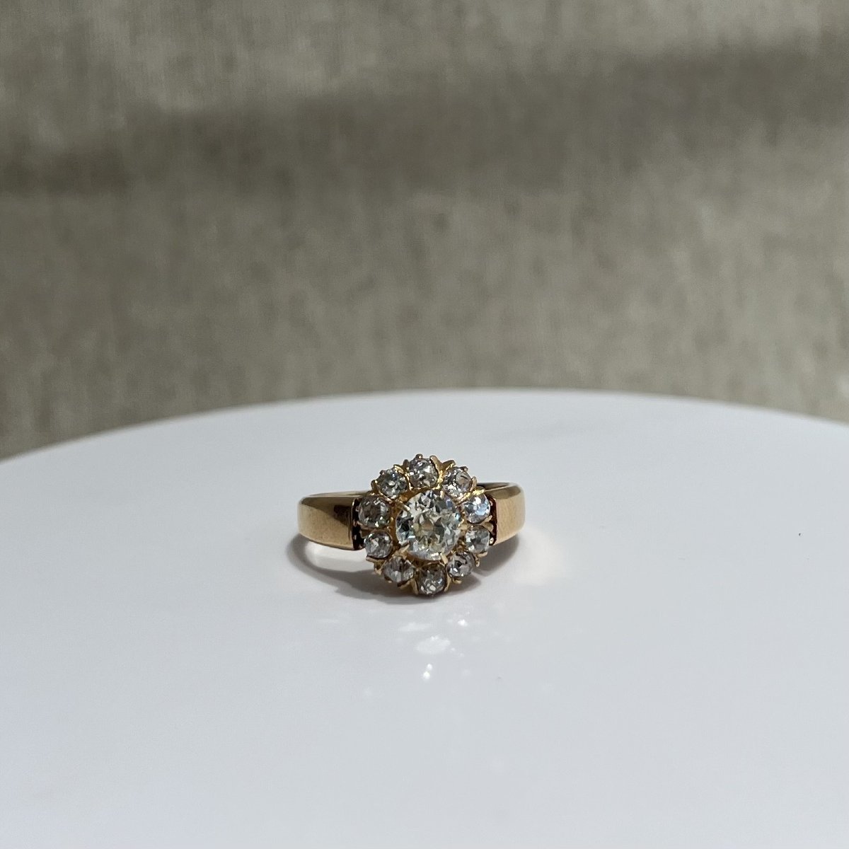 Bague rosace des années 1900. Diamants et or 18 carats. 