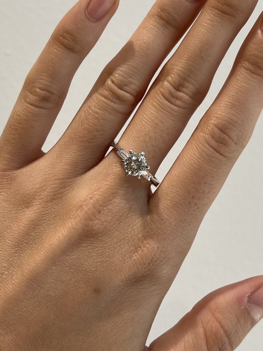 Diamond Engagement Ring. 18-karat White Gold.